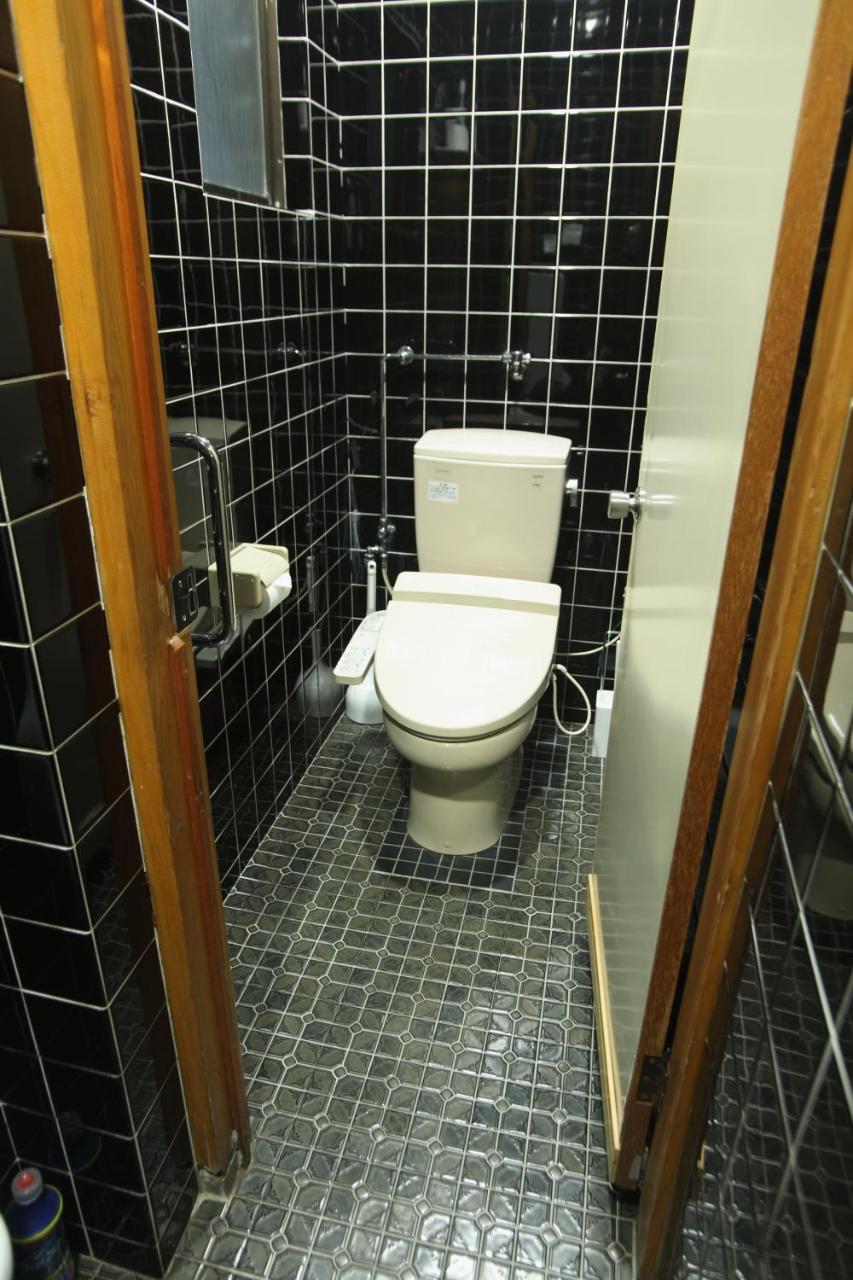 Guest House Futaba Осака Экстерьер фото